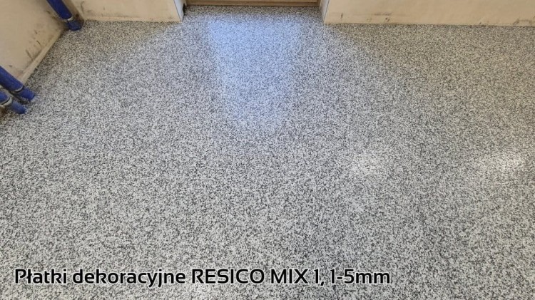 Posadzka z zasypem płatkami resico MIX1 1-5mm.jpg