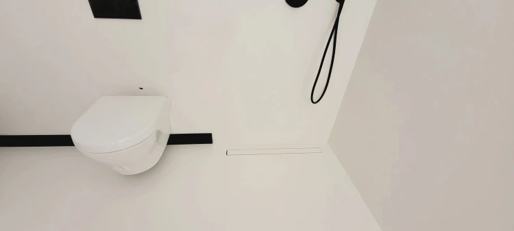 I-DRAIN Liquid Linear 68 – realizacja: biała posadzka i czarna armatura