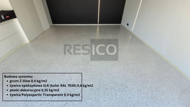 posadzka epoksydowa z zasypem z płatków dekoracyjnych.jpg