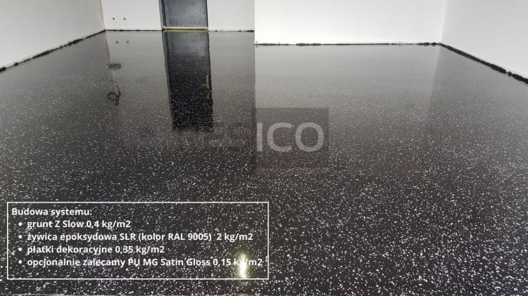 posadzka epoksydowa czarna z delikatnym zasypem z białych płatków dekoracyjnych.jpg