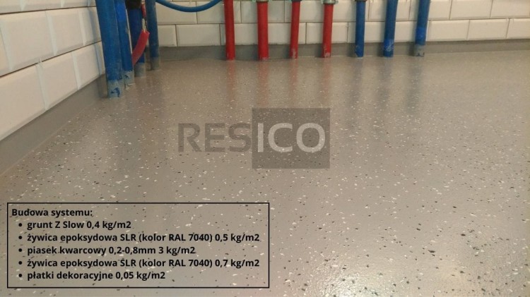 posadzka zywiczna antyposlizgowa z delikatnym zasypem z platkow dekoracyjnych.jpg