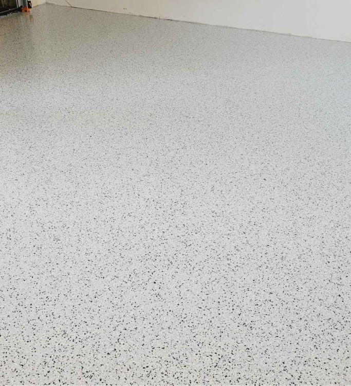 białe płatki dekoracyjne do posadzek żywicznych