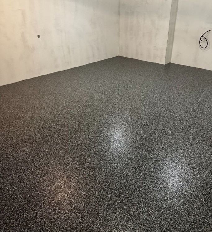 ciemne płatki na żywicy w piwnicy.jpg