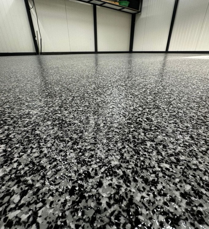 posadzka z żywicy z płatkami.jpg