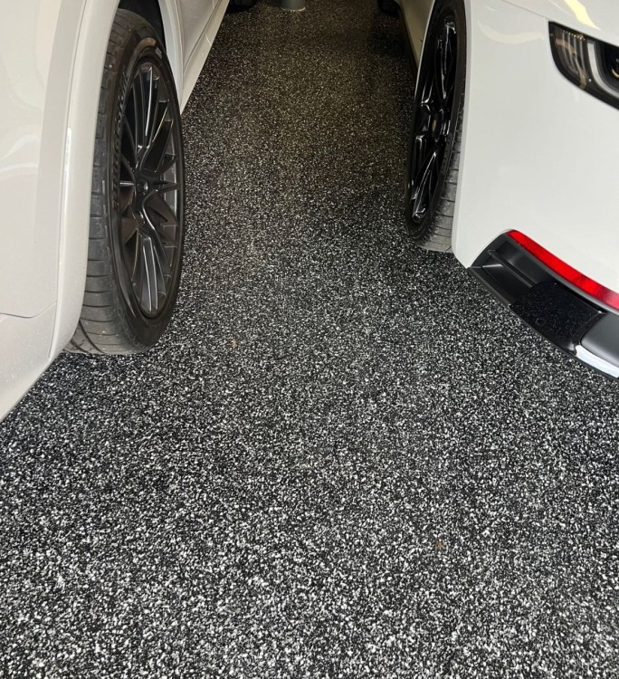 posadzka epoksydowa z zasypem z płatków decoflake.jpg