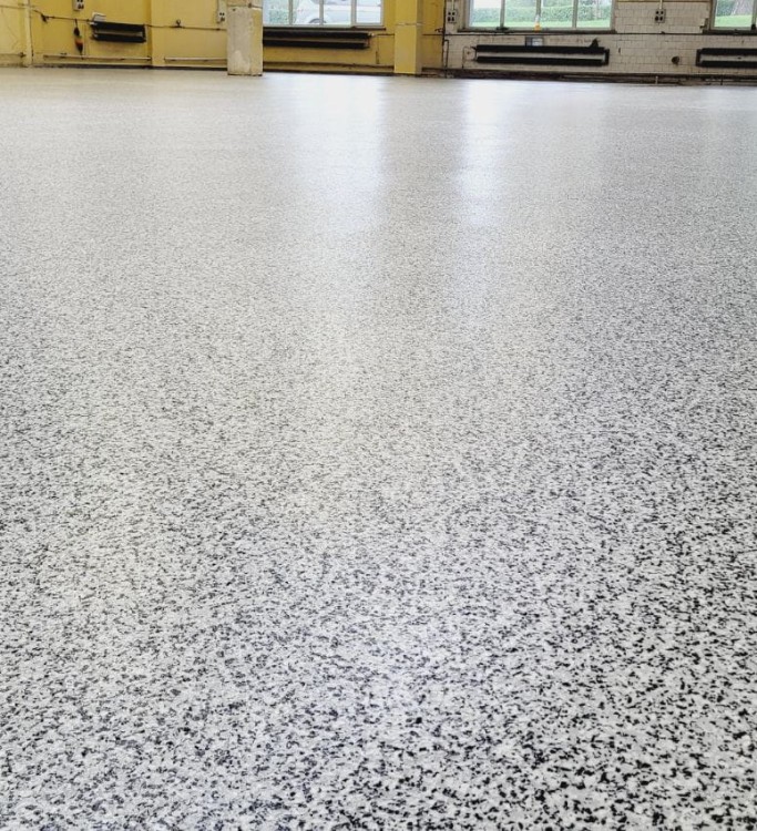 posadzka z żywicy epoksydowej z zasypką.jpg