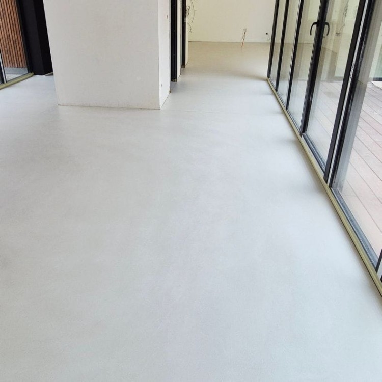 mikrocement na posadzce w domu
