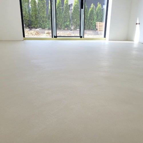 piękna podłoga z mikrocementem