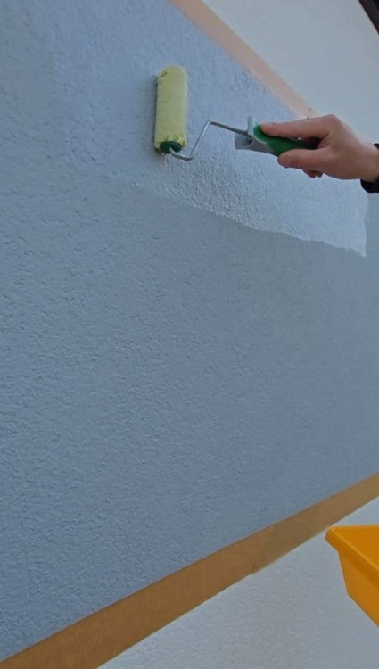 aplikacja wałkiem żywicy resin decals resico.jpg
