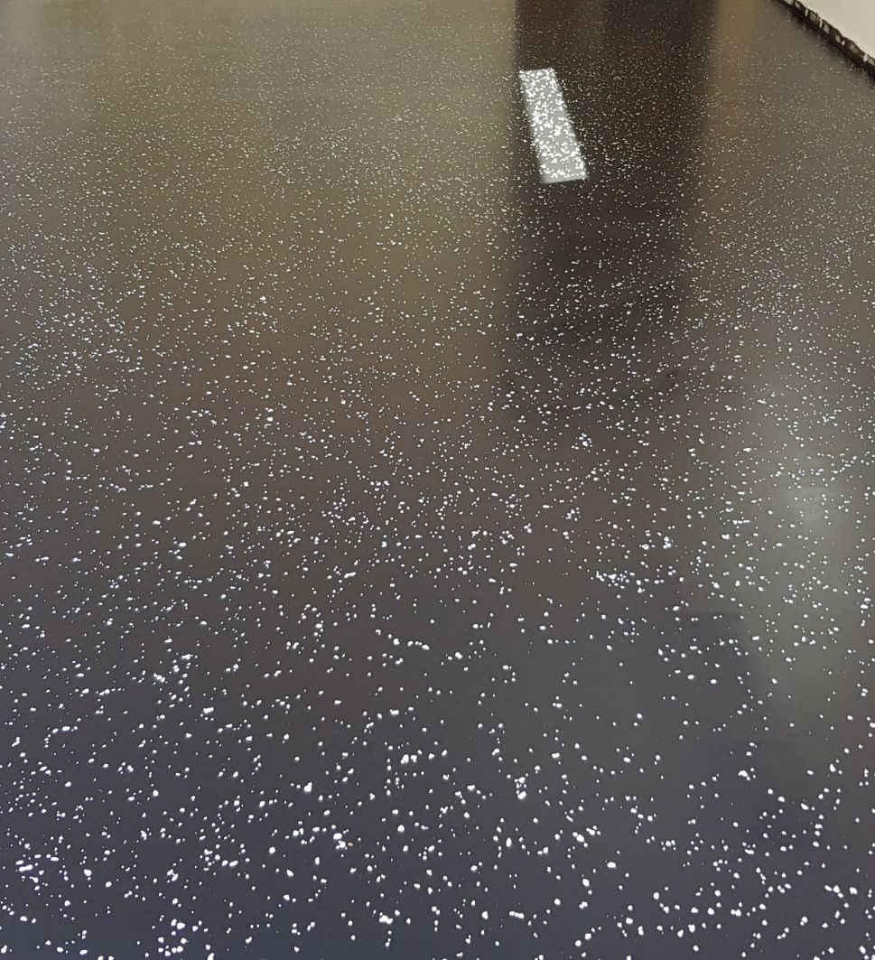 posadzka z żywicy z płatkami dekoracyjnymi w pokoju