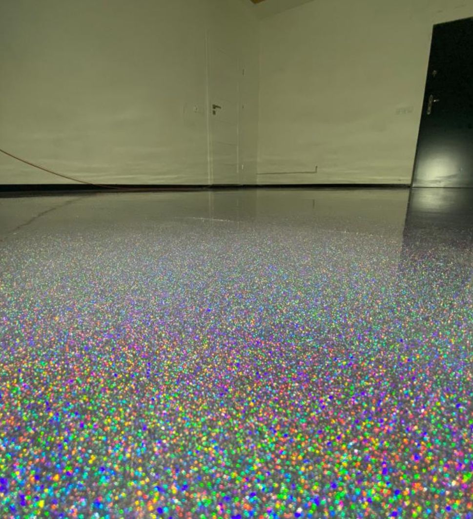 posadzka z żywicy z brokatem