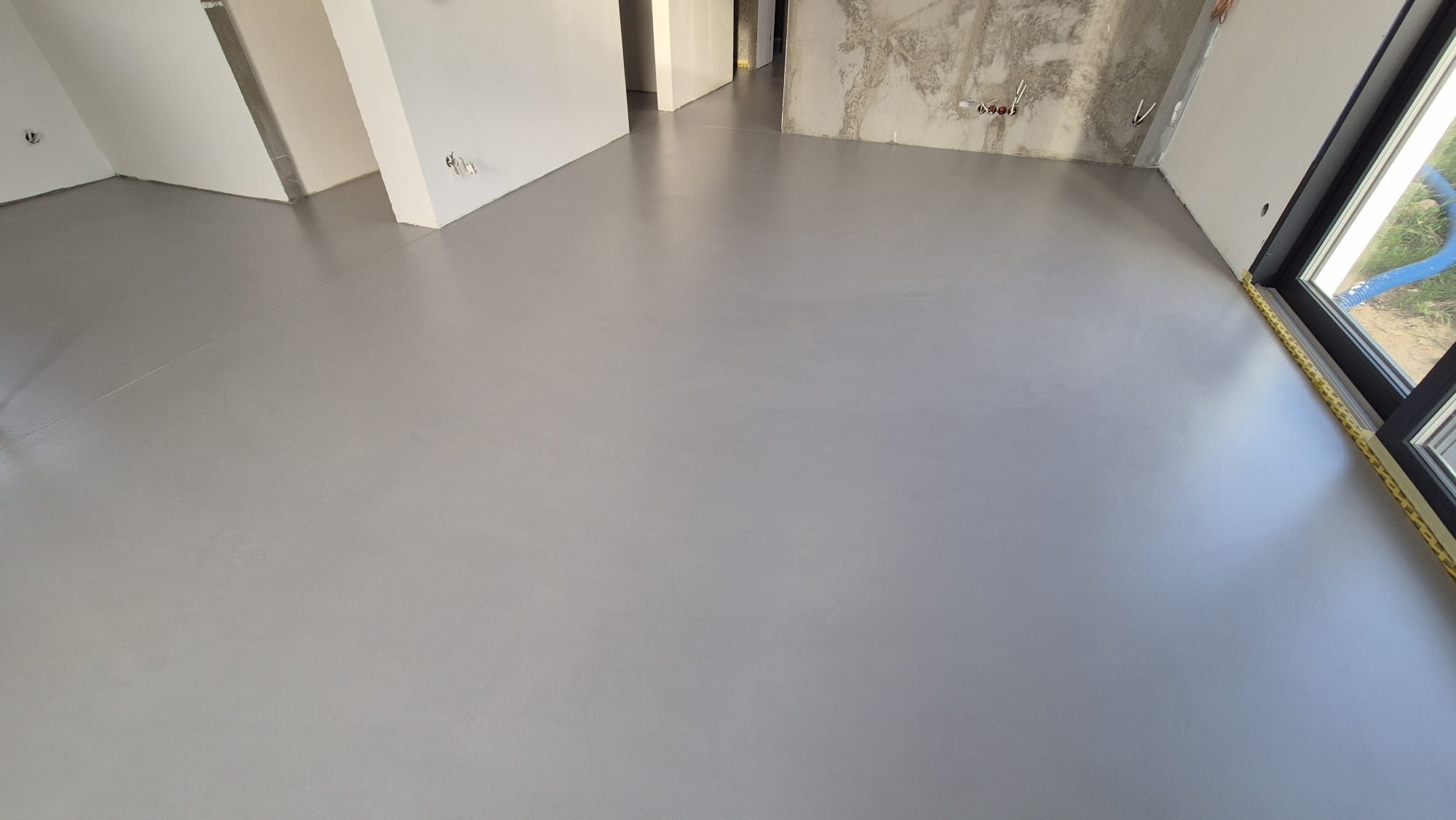 mikrocement epoksydowy w salonie quarelli