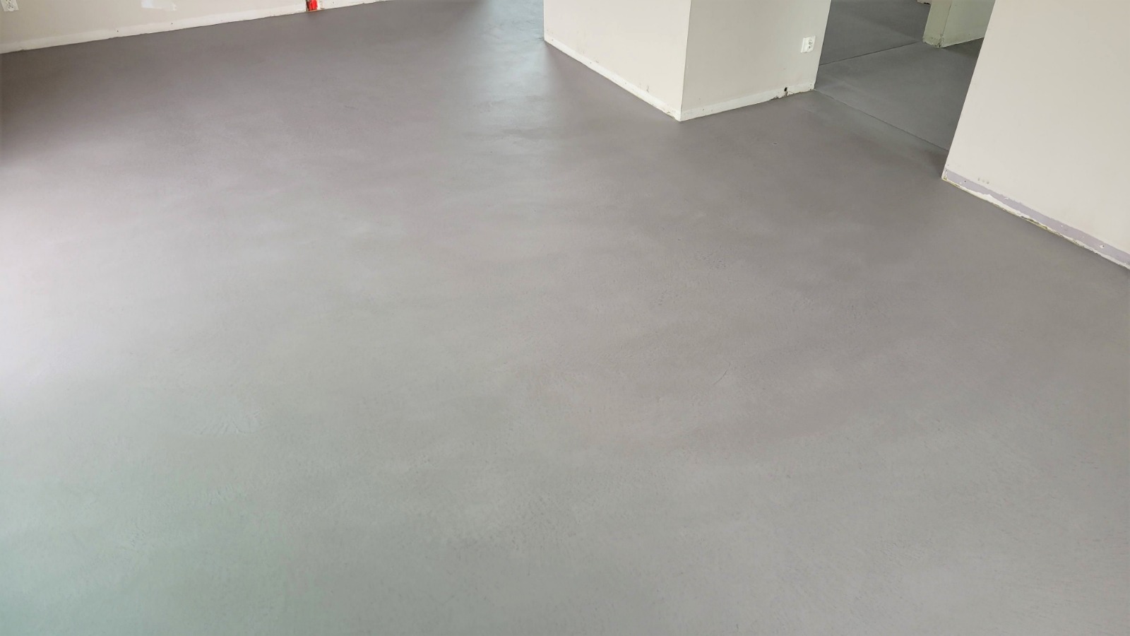 mikrocement mineralny w salonie quarelli