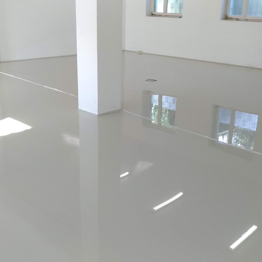 posadzka przemysłowa z żywicy epoksydowej na hali.jpg