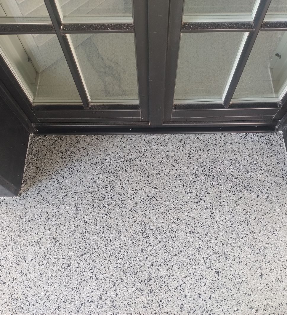 nowoczesna posadzka poliuretanowa w jasnym kolorze, taras przy domu