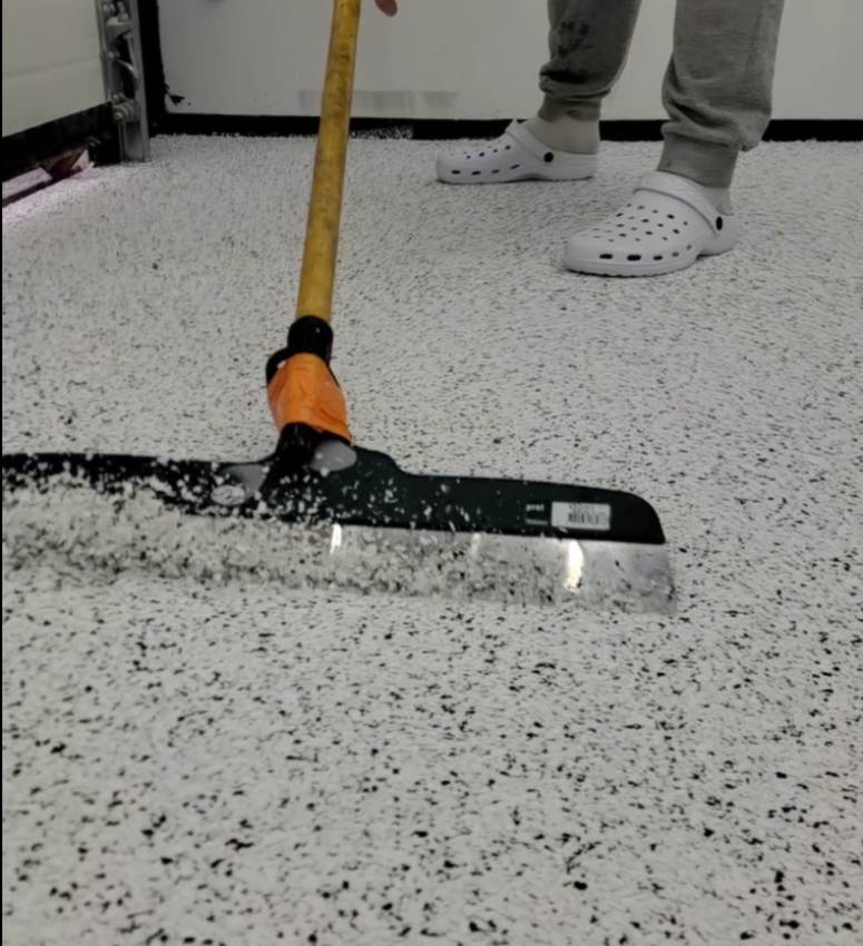 scinanie namiaru płatkow na posadzce z zywicy