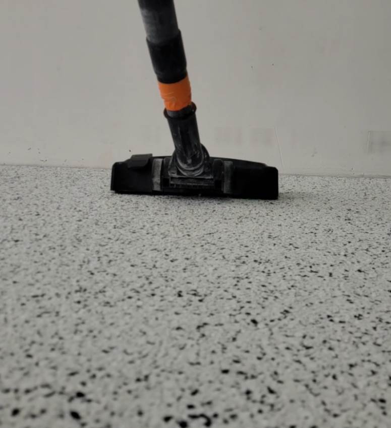 odkurzanie resztek płatków z posadzki