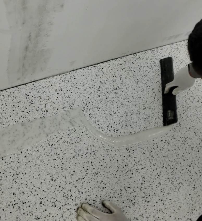 aplikacja zywicy epoksydowej rakla gumowa