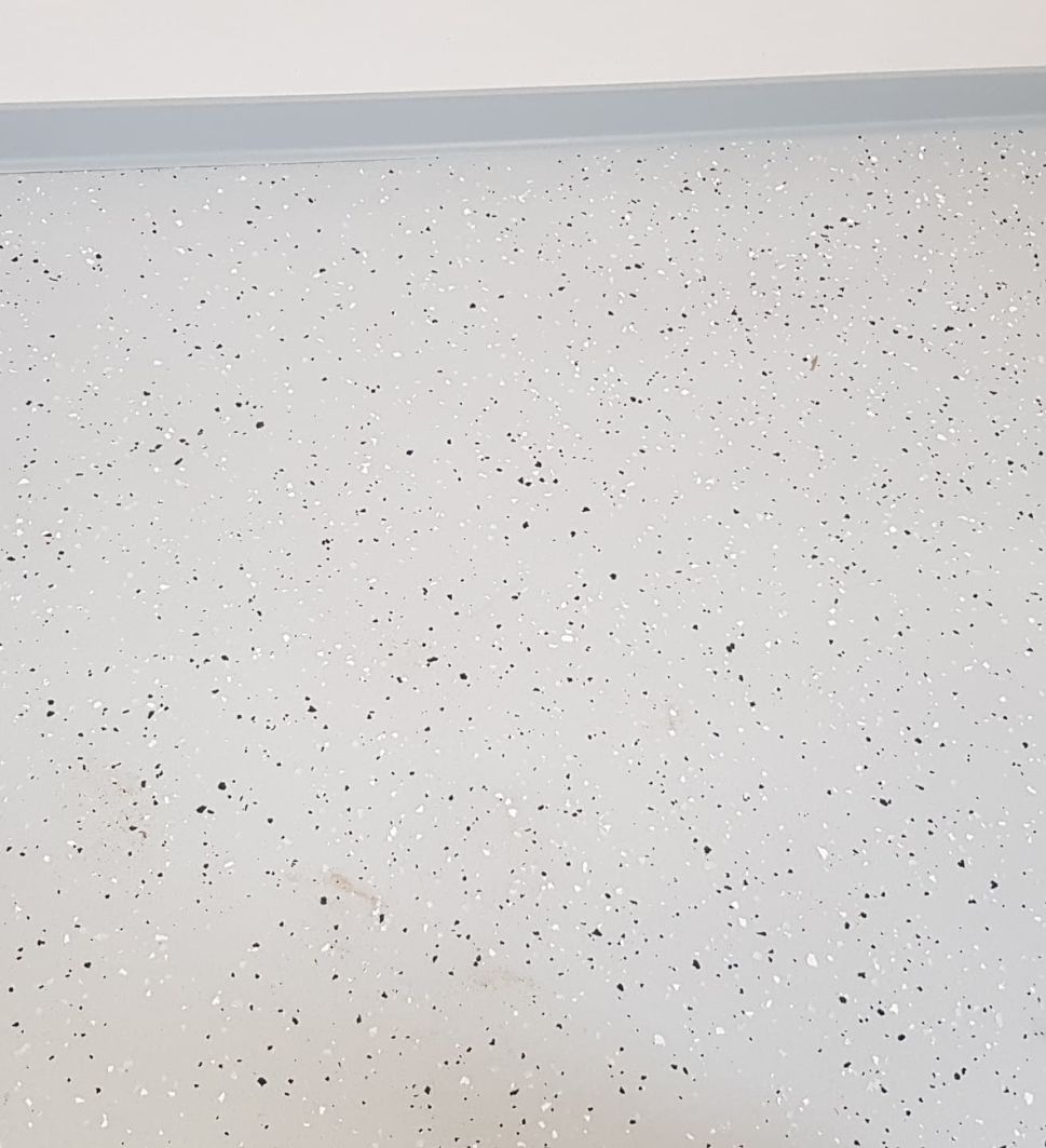 posadzka z żywicy z zasypem częściowym,