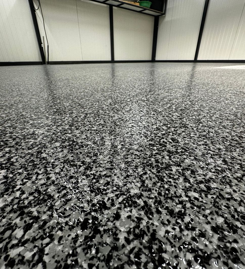 posadzka zywiczna z płatkami w magazynie.jpg