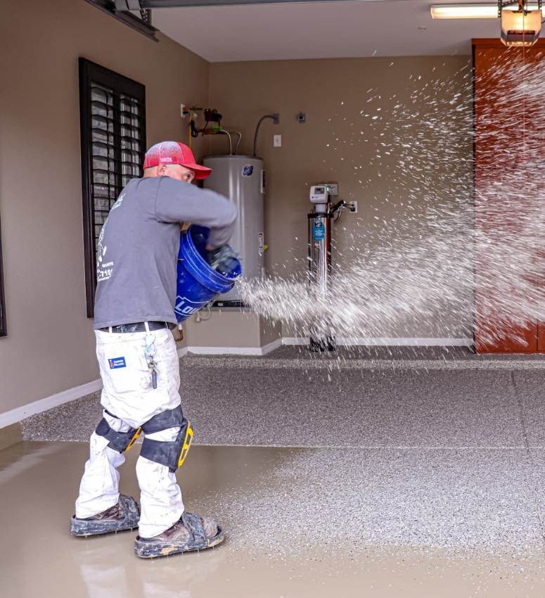 zasypywanie świeżej żywicy płatkami