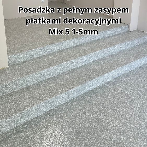 Posadzka z częściowym zasypem płatkami dekoracyjnymi posaro żywica