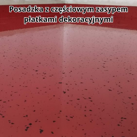 Posadzka z częściowym zasypem czarnymi płatkami dekoracyjnymi resico