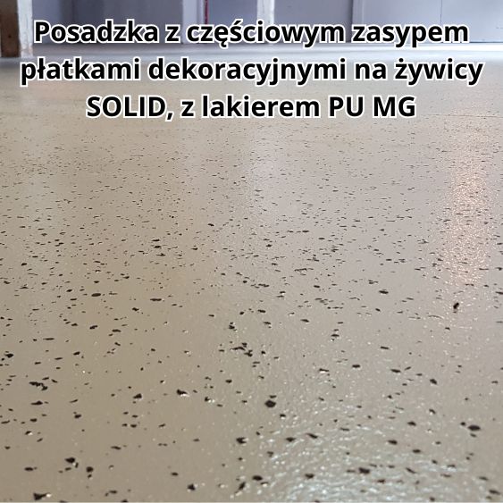 Posadzka z pełnym zasypem płatkami dekoracyjnymi posaro