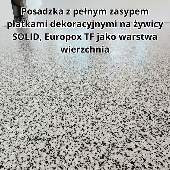 Posadzka z częściowym zasypem czarnymi płatkami dekoracyjnymi posaro