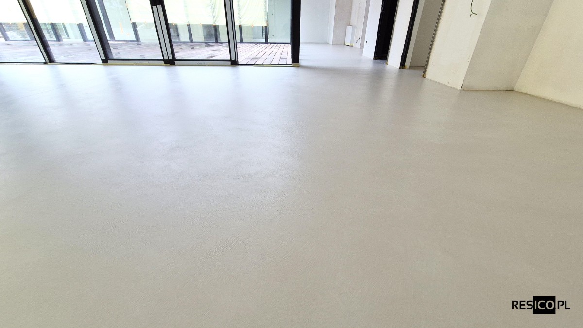Posadzka ze strukturą w mikrocemencie